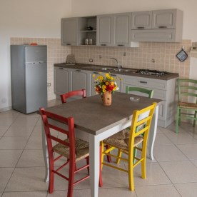 Cucina completamente attrezzata, con divano letto