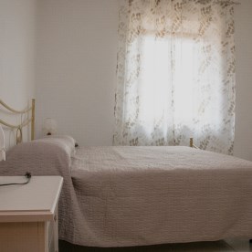 Camera matrimoniale con lettino