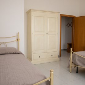 Double bedroom with cot